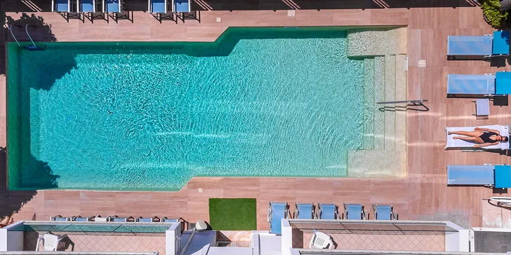 Rimini: 3* hotel pri pláži s polpenziou, bazénom a zľavou
