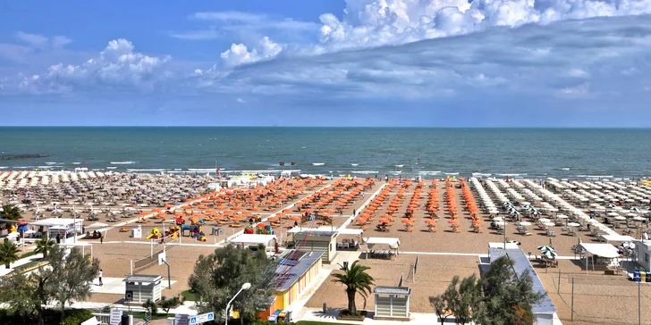Rimini: 3* hotel pri pláži s polpenziou, bazénom a zľavou