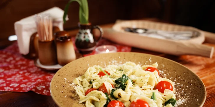 Grilovaná kotleta, richtársky tanier, grilovaný ovčí syr alebo domáce tagliatelle