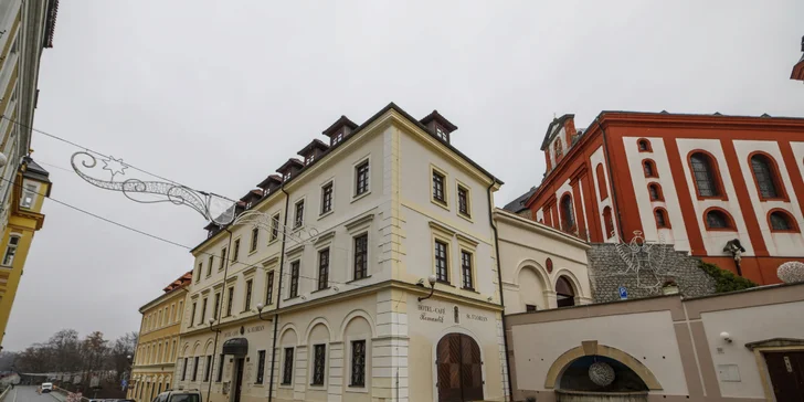 Dovolenka v podhradí: pobyt s raňajkami pri hrade Loket, vstup do dvoch múzeí v cene