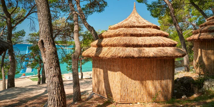 Super plážový rezort v Pakoštane: ubytovanie v bungalove, plná penzia a množstvo atrakcií zadarmo