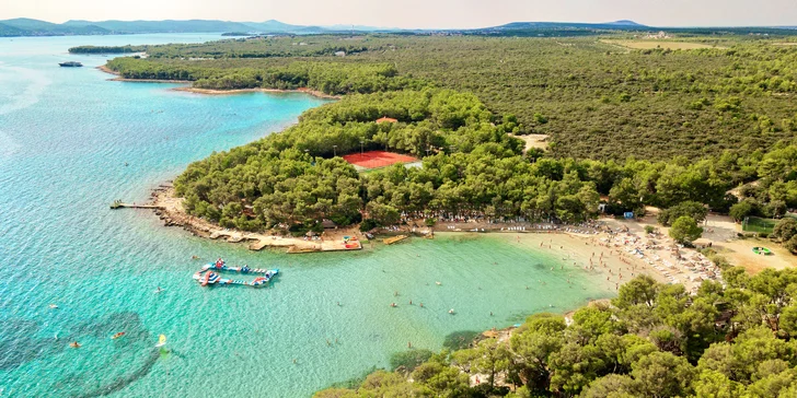 Super plážový rezort v Pakoštane: ubytovanie v bungalove, plná penzia a množstvo atrakcií zadarmo