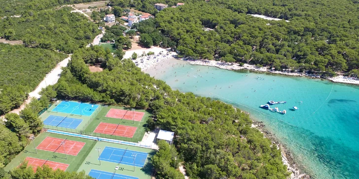 Super plážový rezort v Pakoštane: ubytovanie v bungalove, plná penzia a množstvo atrakcií zadarmo