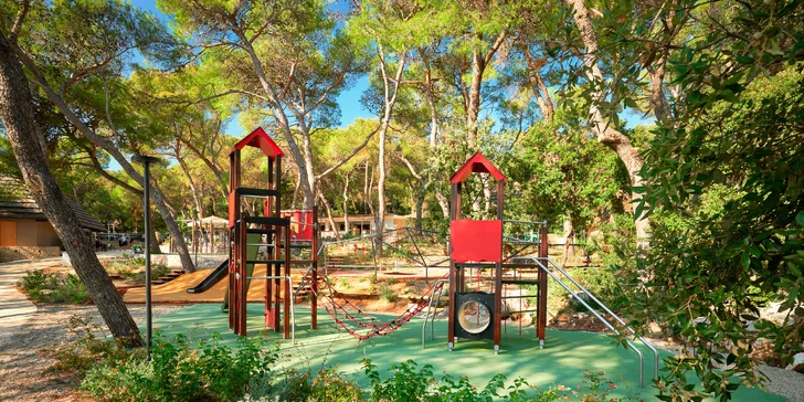 Super plážový rezort v Pakoštane: ubytovanie v bungalove, plná penzia a množstvo atrakcií zadarmo