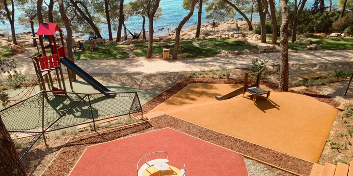 Super plážový rezort v Pakoštane: ubytovanie v bungalove, plná penzia a množstvo atrakcií zadarmo