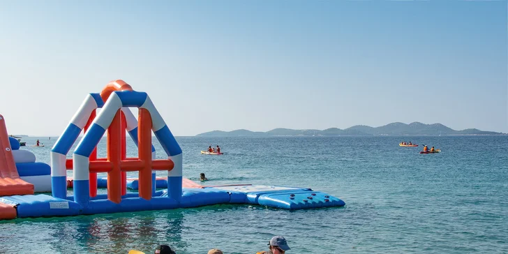 Super plážový rezort v Pakoštane: ubytovanie v bungalove, plná penzia a množstvo atrakcií zadarmo