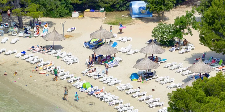 Super plážový rezort v Pakoštane: ubytovanie v bungalove, plná penzia a množstvo atrakcií zadarmo