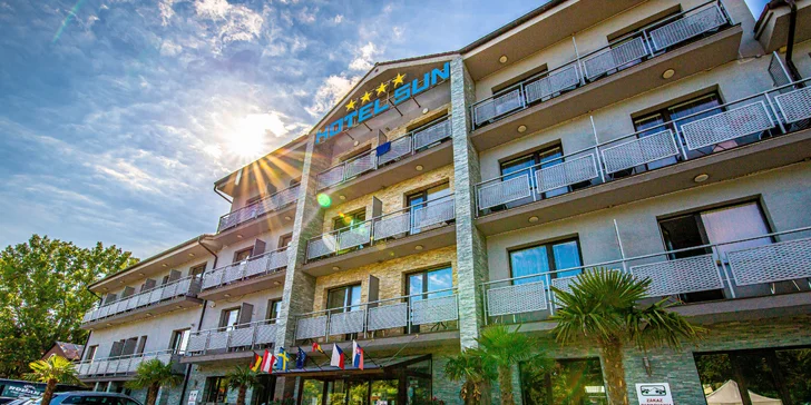 Obľúbené Slnečné jazerá: moderný hotel, vonkajšie bazény, family zóna aj wellness či vstup do aquaparku