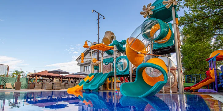 Obľúbené Slnečné jazerá: moderný hotel, vonkajšie bazény, family zóna aj wellness či vstup do aquaparku