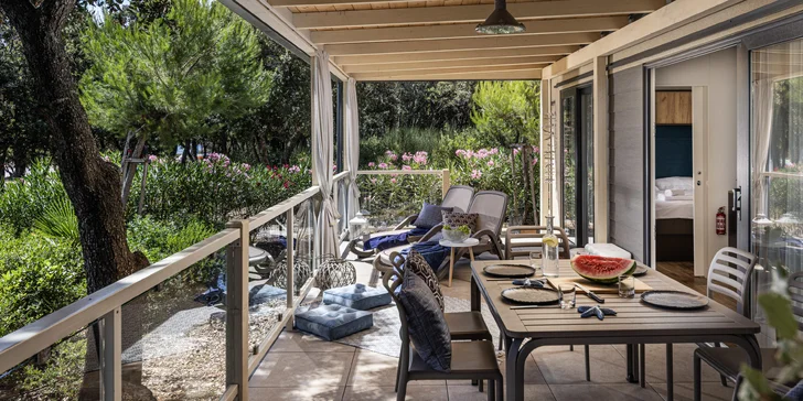 Mobilné domčeky v kempingovom rezorte na Jadrane: ostrov Lošinj s delfínmi a nádhernými plážami