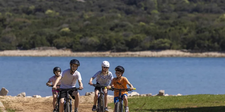 Mobilné domčeky v kempingovom rezorte na Jadrane: ostrov Lošinj s delfínmi a nádhernými plážami