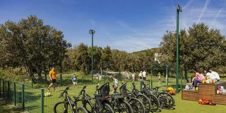 Mobilné domčeky v kempingovom rezorte na Jadrane: ostrov Lošinj s delfínmi a nádhernými plážami