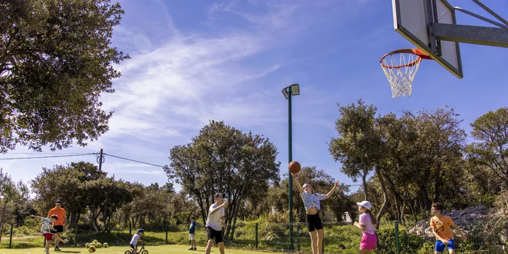 Mobilné domčeky v kempingovom rezorte na Jadrane: ostrov Lošinj s delfínmi a nádhernými plážami
