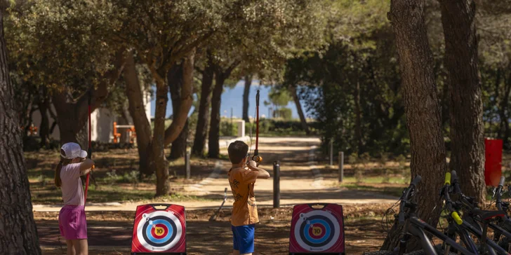Mobilné domčeky v kempingovom rezorte na Jadrane: ostrov Lošinj s delfínmi a nádhernými plážami