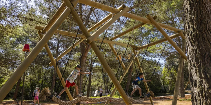 Mobilné domčeky v kempingovom rezorte na Jadrane: ostrov Lošinj s delfínmi a nádhernými plážami