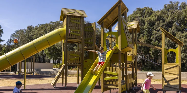 Mobilné domčeky v kempingovom rezorte na Jadrane: ostrov Lošinj s delfínmi a nádhernými plážami