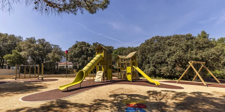 Mobilné domčeky v kempingovom rezorte na Jadrane: ostrov Lošinj s delfínmi a nádhernými plážami