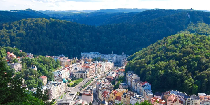 4* pobyt v centre Karlových Varov: ubytovanie s raňajkami alebo polpenziou, wellness aj masážou