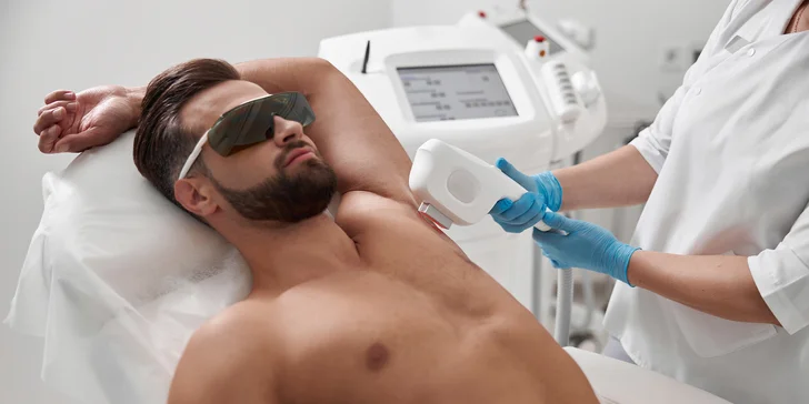 Laserová epilácia pre pánov: Zbavte sa chĺpkov v podpazuší či na bruchu