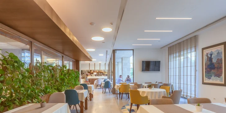 Dovolenka v Čiernej Hore pre 2-5 osôb: hotel 450 m od mora, raňajky aj bazén