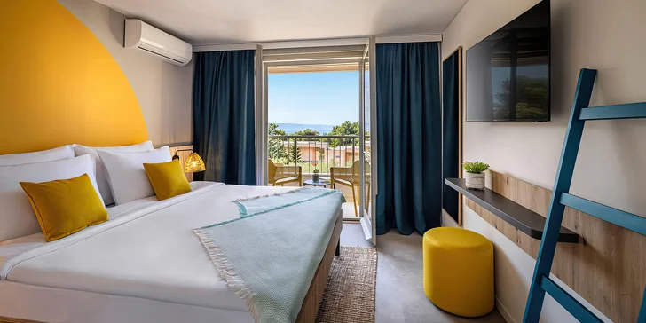 Dovolenka na Makarskej riviére: 3* hotel s plnou penziou, bazénom a vybavením pre deti, 100 m od pláže