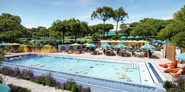 Dovolenka na Makarskej riviére: 3* hotel s plnou penziou, bazénom a vybavením pre deti, 100 m od pláže