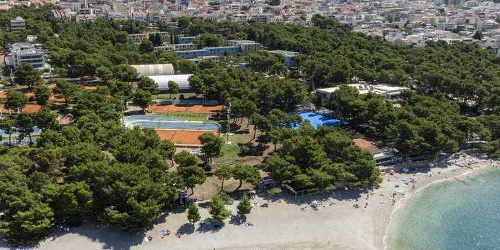 Dovolenka na Makarskej riviére: 3* hotel s plnou penziou, bazénom a vybavením pre deti, 100 m od pláže