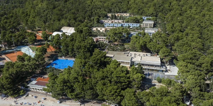Dovolenka na Makarskej riviére: 3* hotel s plnou penziou, bazénom a vybavením pre deti, 100 m od pláže