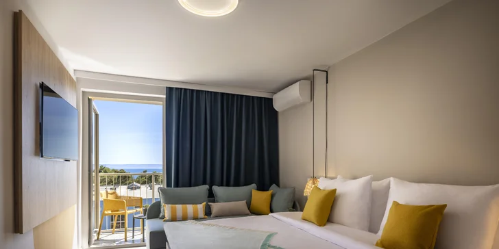 Dovolenka na Makarskej riviére: 3* hotel s plnou penziou, bazénom a vybavením pre deti, 100 m od pláže