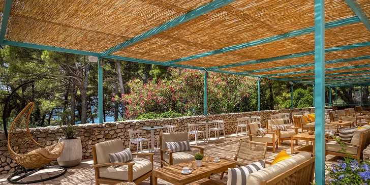 Dovolenka na Makarskej riviére: 3* hotel s plnou penziou, bazénom a vybavením pre deti, 100 m od pláže
