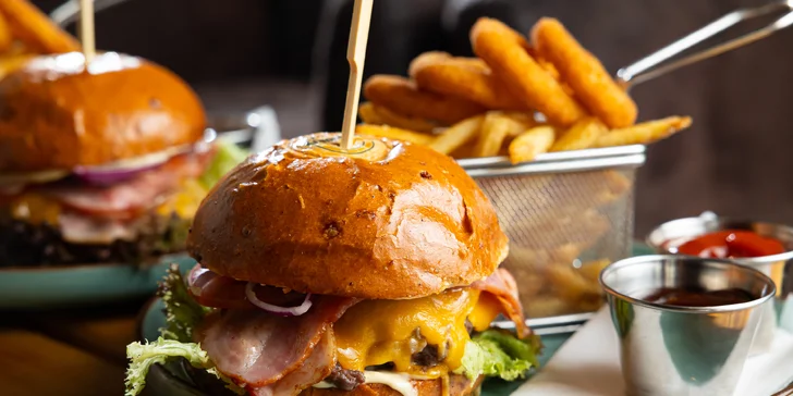 Dva šťavnaté hovädzie burgery s hranolčekmi a nápojom z Kramárskej Tankovne