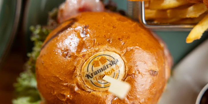 Dva šťavnaté hovädzie burgery s hranolčekmi a nápojom z Kramárskej Tankovne
