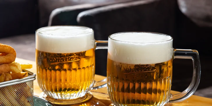 Dva šťavnaté hovädzie burgery s hranolčekmi a nápojom z Kramárskej Tankovne