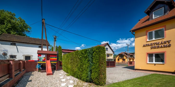 Rodinná atmosféra v apartmánovom dome so záhradou, altánkom, grilom aj detským ihriskom, aquapark na skok