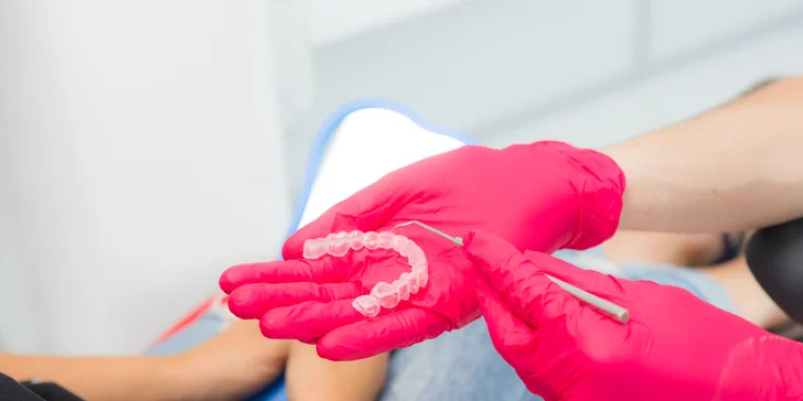 Dentálna hygiena, bielenie zubov alebo štýlový zubný šperk