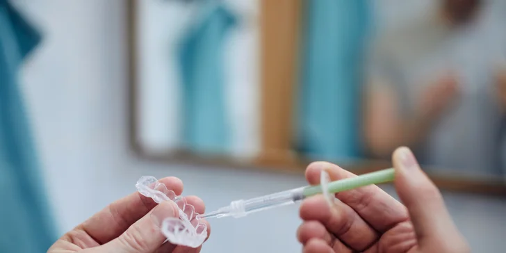 Dentálna hygiena, bielenie zubov alebo štýlový zubný šperk