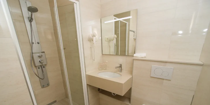 Makarska riviéra: 4* hotel s raňajkami, polpenziou či plnou penziou, 3 minúty od pláže