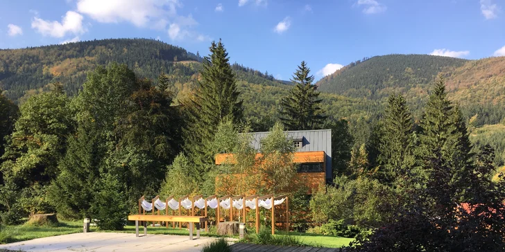 Dovolenka v Beskydách: luxusný dizajnový garden hotel s vynikajúcou kuchyňou, wellness a prírodným kúpaním