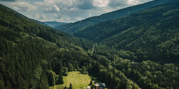Dovolenka v Beskydách: luxusný dizajnový garden hotel s vynikajúcou kuchyňou, wellness a prírodným kúpaním