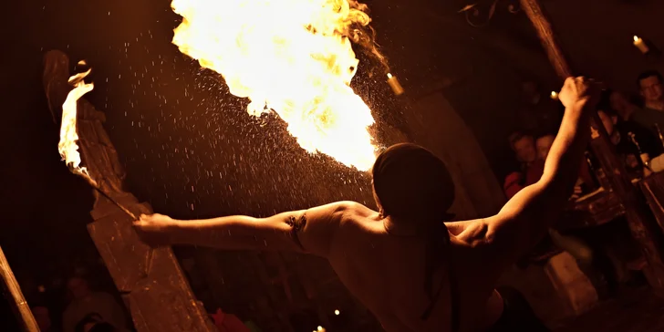 Noc plná zážitkov: Stredoveký hotel v Děteniciach, dobový program aj hostina