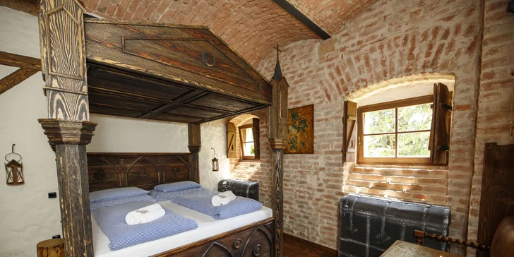 Noc v stredoveku: rytierska izba, hostina aj zábavný dobový program