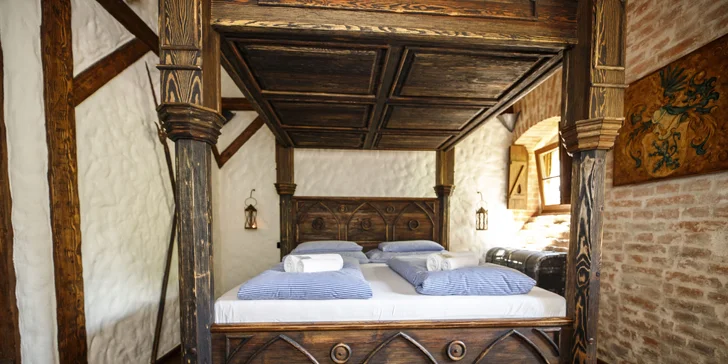 Noc v stredoveku: rytierska izba, hostina aj zábavný dobový program