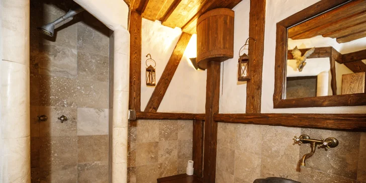 Noc v stredoveku: rytierska izba, hostina aj zábavný dobový program