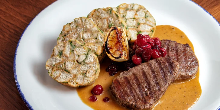 Zámocký pobyt: park s unikátnym labyrintáriom, polpenzia aj bazén a sauna