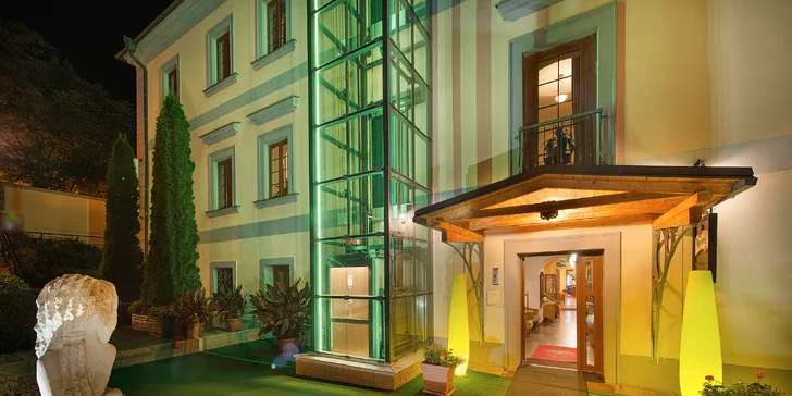 Zámocký pobyt: park s unikátnym labyrintáriom, polpenzia aj bazén a sauna