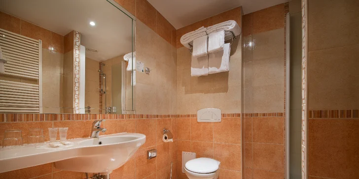 Zámocký pobyt: park s unikátnym labyrintáriom, polpenzia aj bazén a sauna