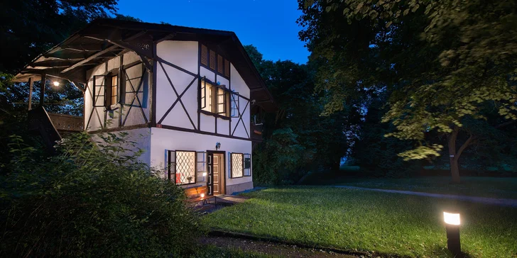 Zámocký pobyt: park s unikátnym labyrintáriom, polpenzia aj bazén a sauna