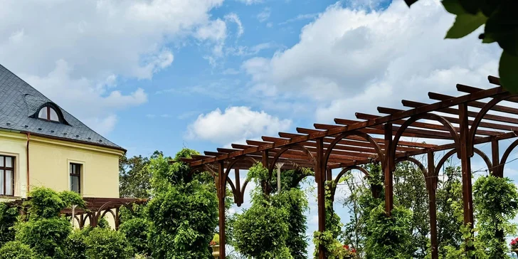 Rozprávková romantika v Chateau Zbiroh: večera v krčme, wellness a prehliadka zámku