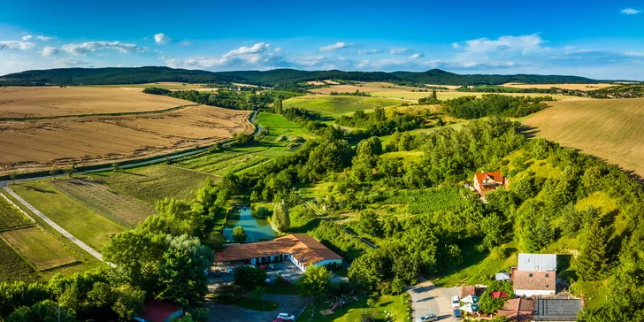Pobyt vo vinárstve na južnej Morave s jedlom aj neobmedzeným vínom, areál s minizoo a rybníkom
