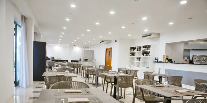 Lago di Garda: 4* hotel s bazénom a panoramatickou terasou hneď pri jazere, strava v cene